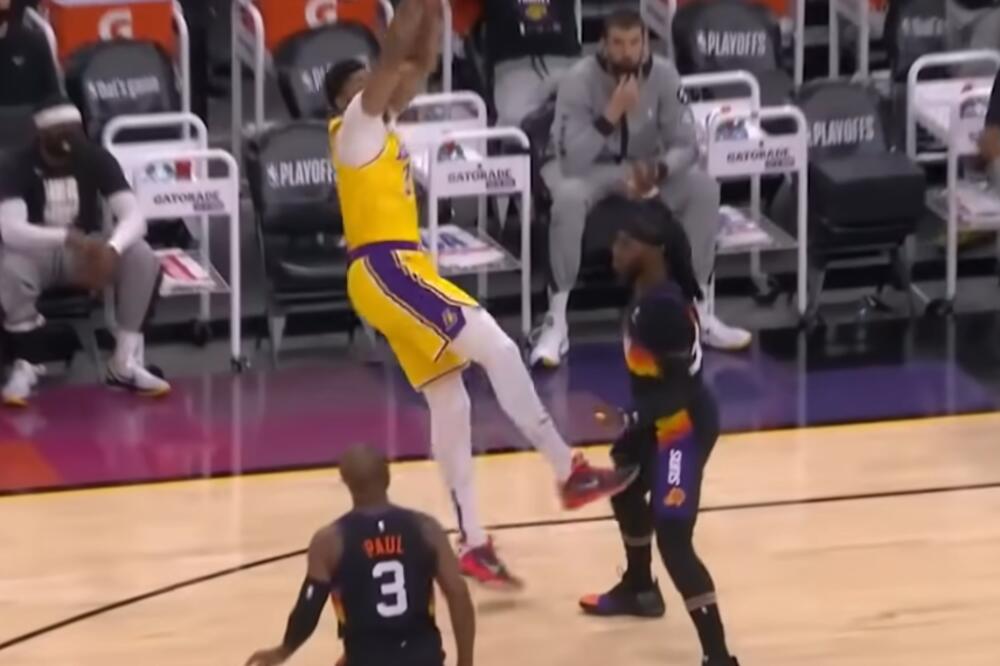 VEĆ U PRVOM MINUTU ŠUTNUO RIVALA PRAVO U MEĐUNOŽJE: A onda je centar Lejkersa razbio Sanse! (VIDEO)