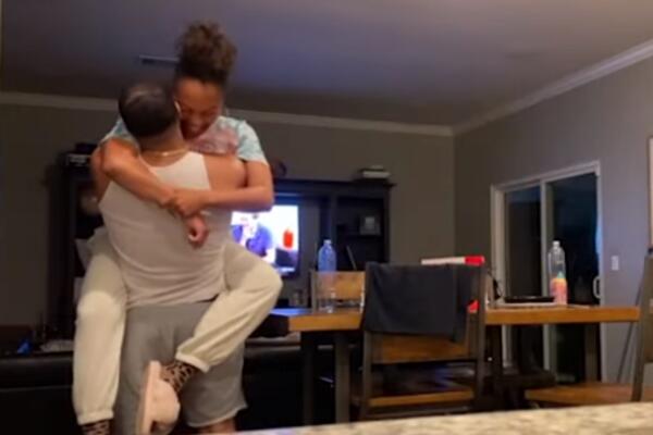 ORIGINALNO! SUPRUGA SAČEKAO NEOČEKIVANI POKLON: U prvi mah mu nije bilo jasno šta se dešava (VIDEO)