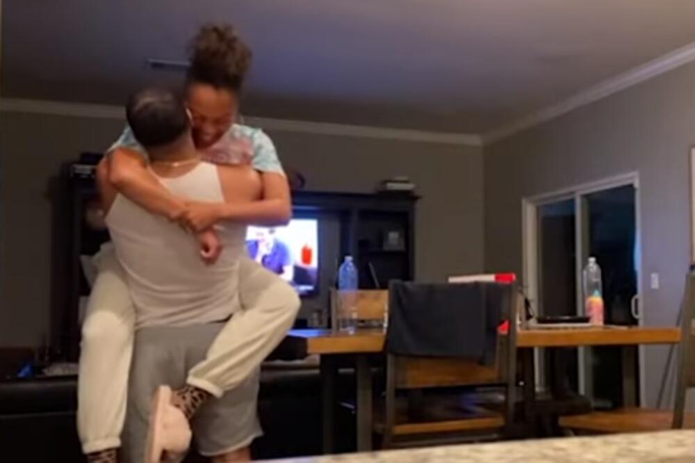 ORIGINALNO! SUPRUGA SAČEKAO NEOČEKIVANI POKLON: U prvi mah mu nije bilo jasno šta se dešava (VIDEO)