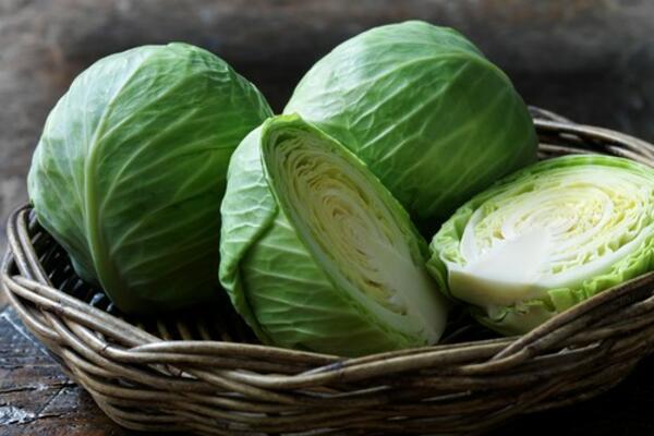 ŽENA KUPILA GLAVICU KUPUSA, A ONDA JE VIDELA DA SE NEŠTO MIČE: Odmah je zvala NADLEŽNE (FOTO)
