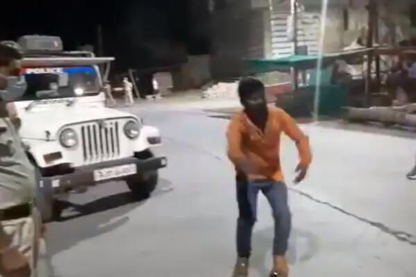 JEDINSTVENA METODA KAZNE ZA ONE KOJI SE OGLUŠE O OGRANIČENJE KRETANJA: Urnebesan snimak iz Indije! (VIDEO)