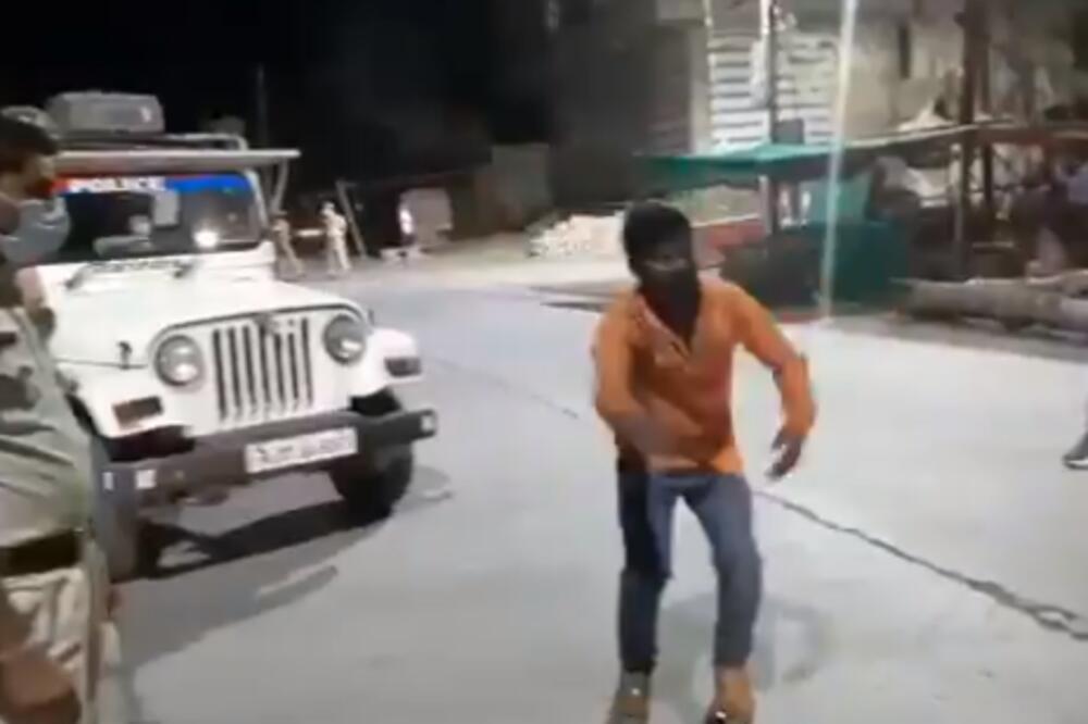 JEDINSTVENA METODA KAZNE ZA ONE KOJI SE OGLUŠE O OGRANIČENJE KRETANJA: Urnebesan snimak iz Indije! (VIDEO)