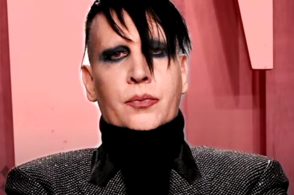 BIZARNI I JEZIVI PEVAČ ODLUČIO DA SE KONAČNO PREDA POLICIJI: Pljuvao i gađao snimateljku slinama!