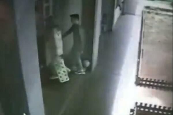 DVOJAC ODŽEPARIO STARIJU GOSPOĐU U BLOKU 37: Nadzorne kamere sve snimile (VIDEO)