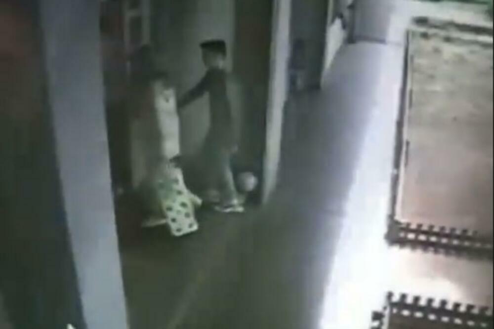 DVOJAC ODŽEPARIO STARIJU GOSPOĐU U BLOKU 37: Nadzorne kamere sve snimile (VIDEO)