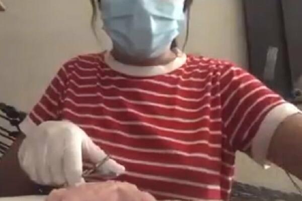 DOK JE SECIRALA MESO ZA DOMAĆI ZADATAK DOGODILO SE NEŠTO URNEBESNO: Neočekivani gost NAPRAVIO HAOS! (VIDEO)