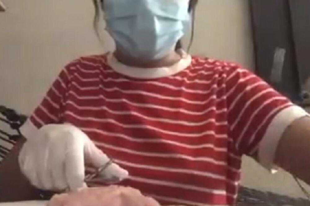 DOK JE SECIRALA MESO ZA DOMAĆI ZADATAK DOGODILO SE NEŠTO URNEBESNO: Neočekivani gost NAPRAVIO HAOS! (VIDEO)