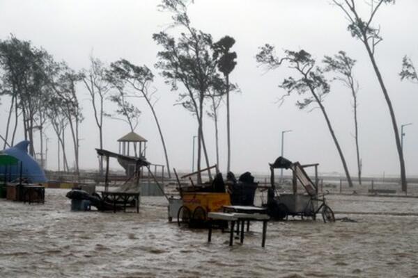 "NIŠTA SLIČNO PRE OVOGA NISAM VIDEO"! Snažan ciklon uništio na desetine hiljada kuća u Indiji (FOTO/VIDEO)
