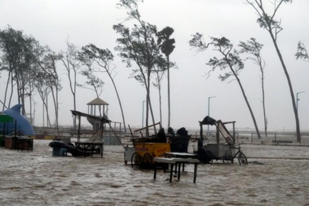 "NIŠTA SLIČNO PRE OVOGA NISAM VIDEO"! Snažan ciklon uništio na desetine hiljada kuća u Indiji (FOTO/VIDEO)
