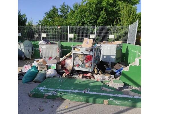 SRAMOTA! VANDALI NAPRAVILI HAOS U ČAČKU: Bacili dva kontejnera u rečno korito, ali SE TU NISU ZAUSTAVILI (FOTO)