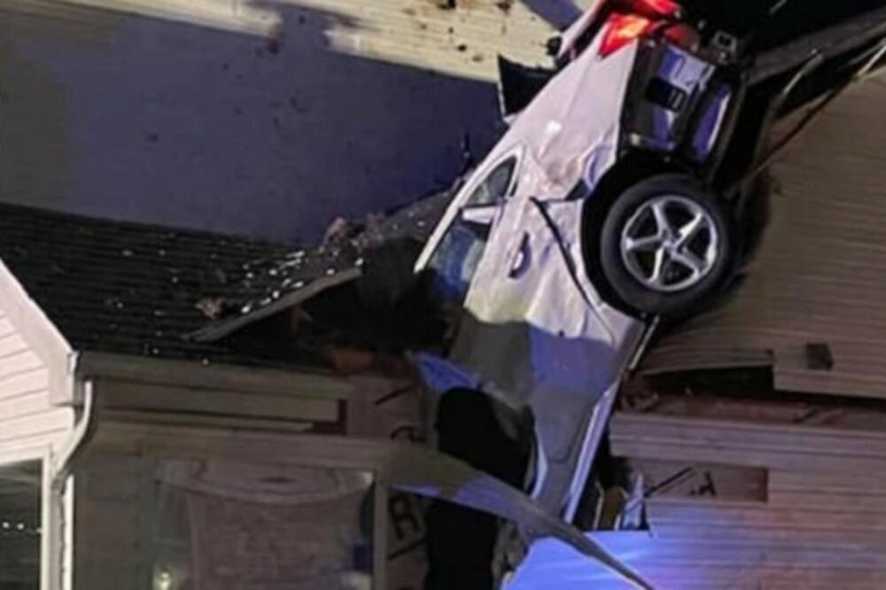 "PROBUDIO NAS JE STRAHOVIT TRESAK": Vlasnicima automobil PAO na krov kuće, za pola metra izbegli TRAGEDIJU! (VIDEO)