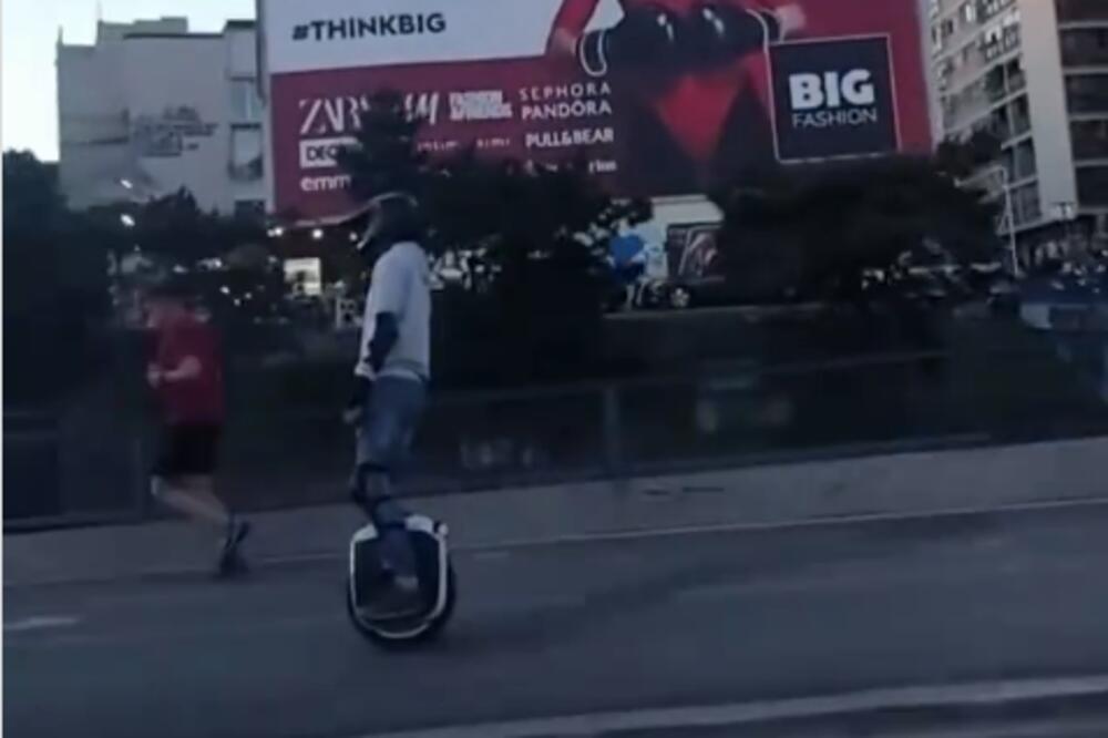 TO NIJE PTICA, TO NIJE AVION! Ceo Beograd danas je gledao u ovog čoveka (VIDEO)