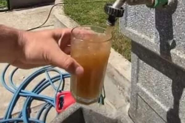 POPIJEŠ ČAŠU VODE, DA UMREŠ! Voda u Grockoj više liči na OTROV, KATASTROFA, POGLEDAJTE SAMO OVU BOJU (FOTO)