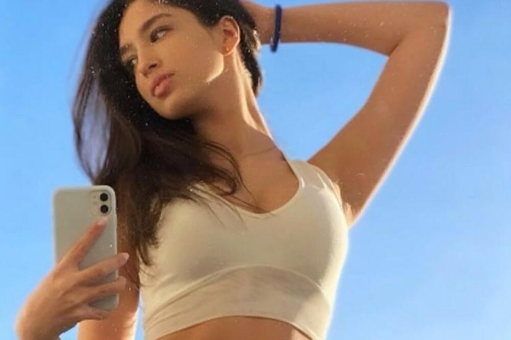 INTIMAN SNIMAK HARISOVE ĆERKE: Uz prigušeno svetlo razmenjuje nežnosti u krevetu sa svojim dečkom FUDBALEROM!