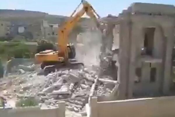 OVI LJUDI NE ZNAJU ZA GRANICE?! Naterali ga da sruši SOPSTVENU KUĆU...(VIDEO)