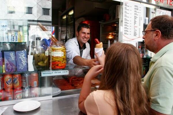 OVA OMILJENA NAMIRNICA KOD SRBA PUNA JE FEKALIJA I OTROVA: Zaprepastiće vas šta SVE SADRŽI