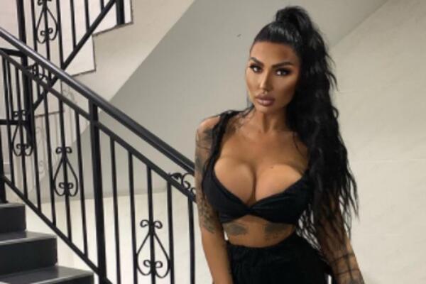 TIJANA AJFON VRELA KAO SAHARA! POZIRALA U PESKU, CRNA KAO UGALJ: Na nauljenom telu MREŽA, usekli se i LANCI! (FOTO)