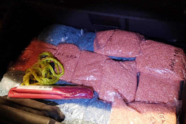 POLICIJA NA GRADINI ZAPLENILA VELIKE KOLIČINE EKSTAZIJA I HEROINA! Iza sedišta krili kesice i "paštetice"