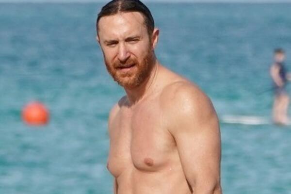 DEJVID GETA U GAĆAMA ŠETA: Trbušnjaci KO KAMEN u 53. godini! (FOTO)