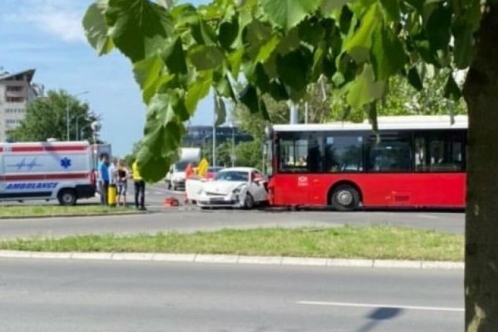 SUDAR AUTOBUSA I PUTNIČKOG VOZILA U BEOGRADU: Hitna pomoć prevozi četiri putnika iz autobusa i vozača!