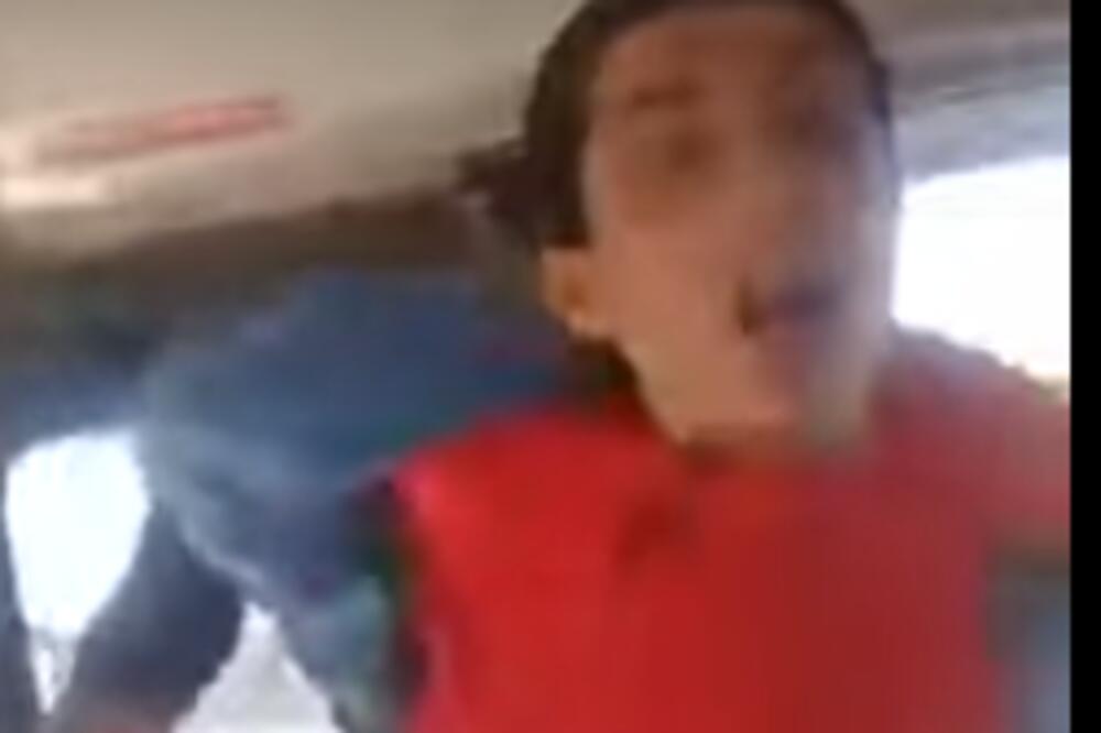 NESVAKIDAŠNJA SCENA U GRADSKOM PREVOZU: Oteo ženi torbu, a onda na scenu stupile veštine VOZAČA! (VIDEO)