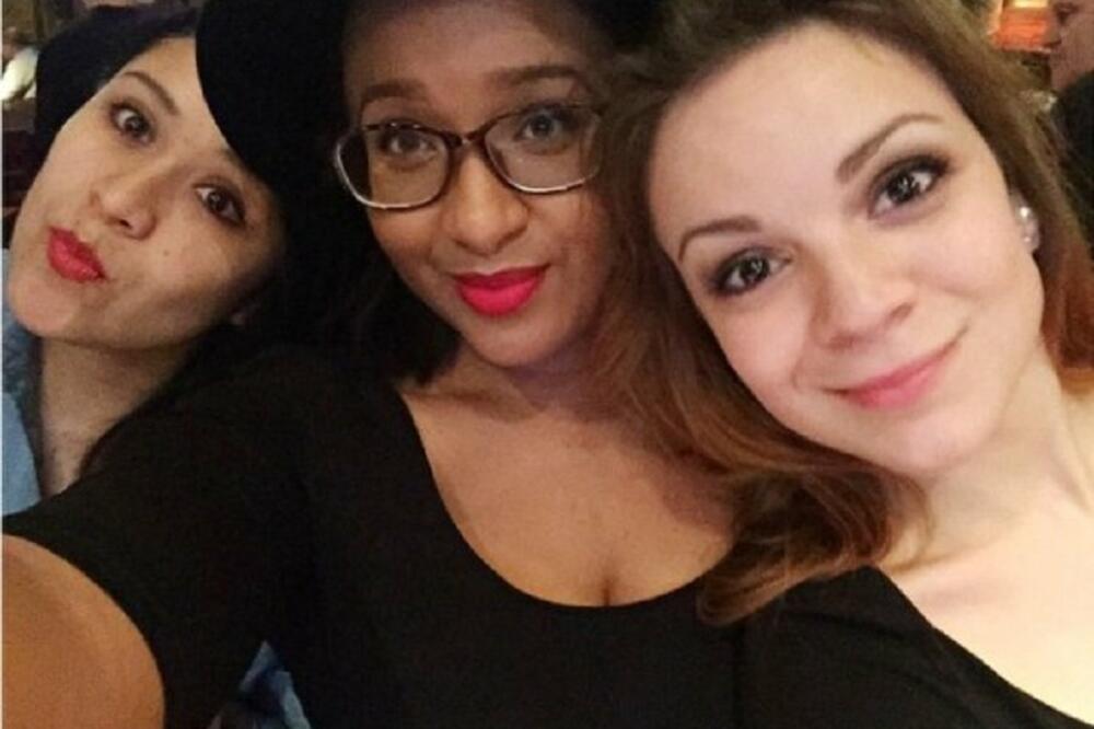 KONKURS ZA PARTNERA! LEPOTICA TRAŽI DEČKA PREKO OGLASA: Ponude pršte na sve strane (FOTO)