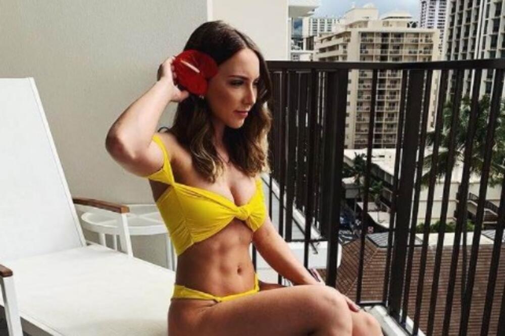 SKINULA SE ATRAKTIVNA EMINEMOVA ĆERKA I POKAZALA SAVRŠENU FIGURU: Bez ikakvih silikona i filtera, PRAVA BOMBETINA!