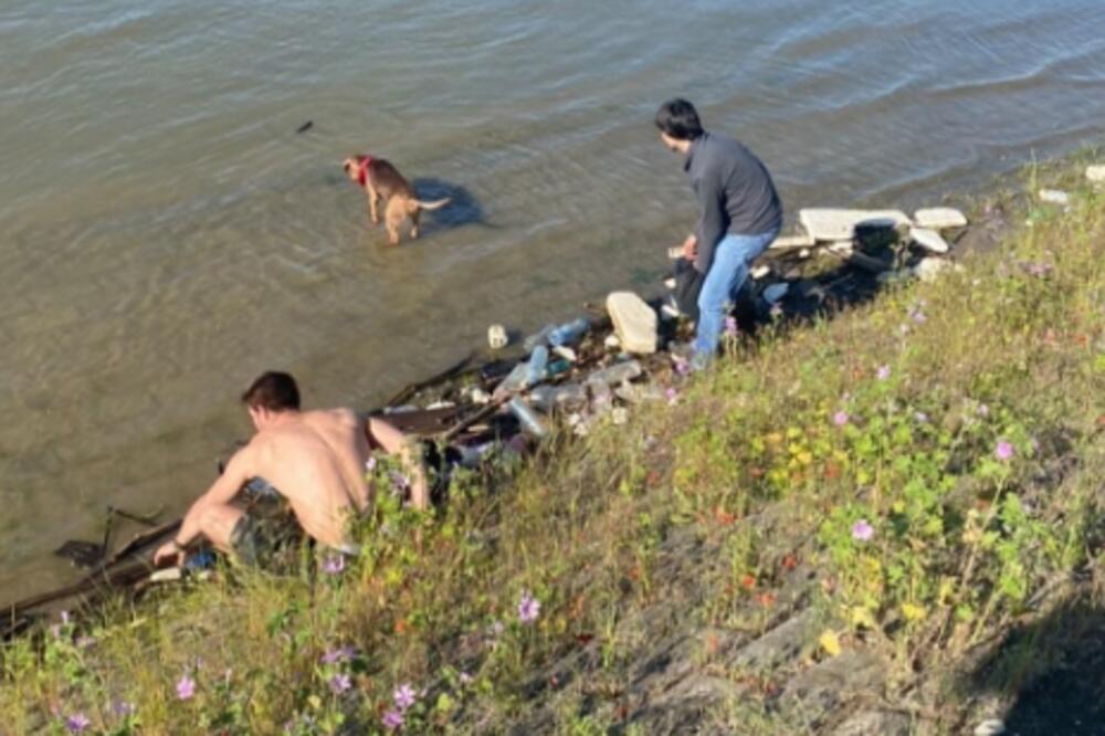 DOŠLI DA POPIJU PIVO: Usput očistili reku, pomogao im je i pas! DIVNA SLIKA SA DORĆOLA! (FOTO)