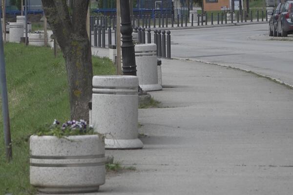 SRAMOTA! Vandali ukrali UKRASNE BILJKE posađene na šetalištu pored reke (FOTO)