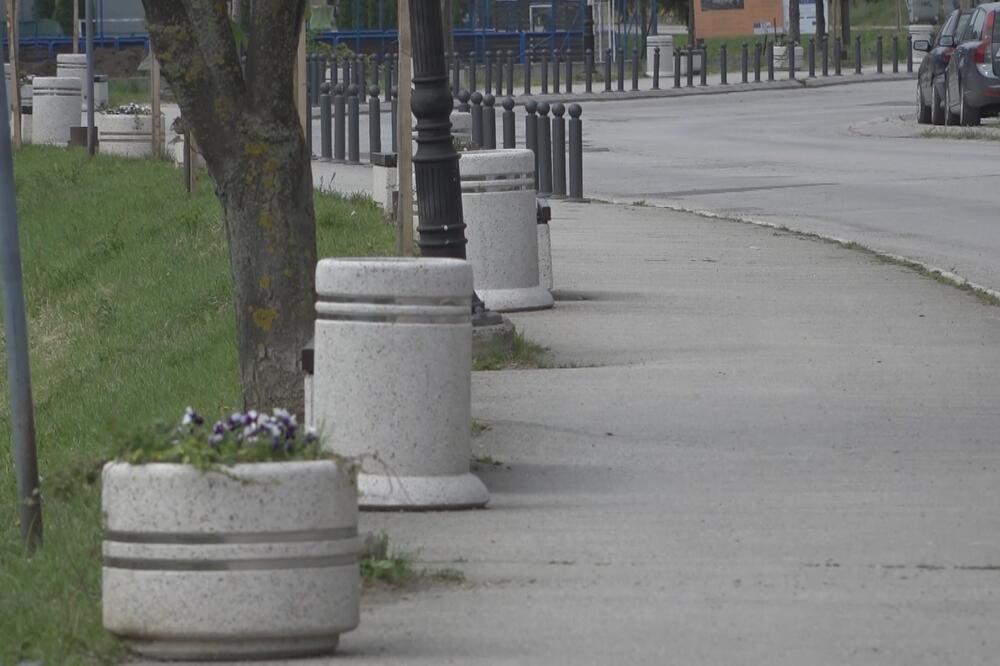 SRAMOTA! Vandali ukrali UKRASNE BILJKE posađene na šetalištu pored reke (FOTO)