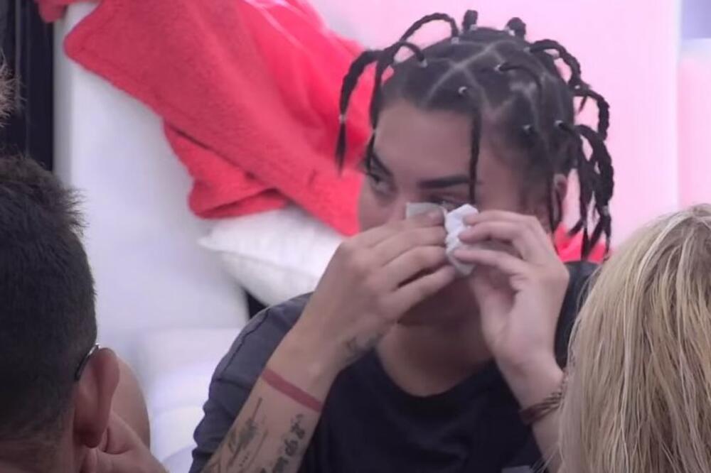 MINA PLAKALA KAO DA JE NEKO KIŠA: Pogodili su joj pravo u ŽIVAC, to joj BAŠ NIJE TREBALO