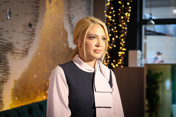 MILICA TODOROVIĆ KAMENOM DEMOLIRALA SKUPOCENI AUTOMOBIL POZNATOG FRIZERA: On obelodanio detalje grebanja! (FOTO)