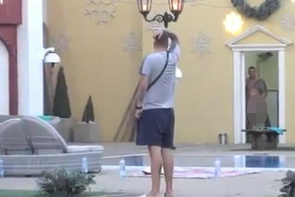 KRISTIJAN BEZ STIDA I SRAMA POKAZAO SVOJ POLNI ORGAN! Mahao po dvorištu PONOSOM (VIDEO)
