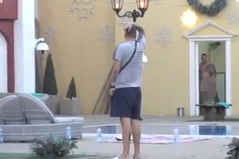 KRISTIJAN BEZ STIDA I SRAMA POKAZAO SVOJ POLNI ORGAN! Mahao po dvorištu PONOSOM (VIDEO)