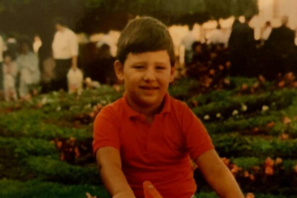 BURNA VEZA SA KOLEGINICOM MU JE UMALO DOŠLA GLAVE: Na vrhuncu slave se oženio i posvetio porodici! KO JE NA SLICI?!