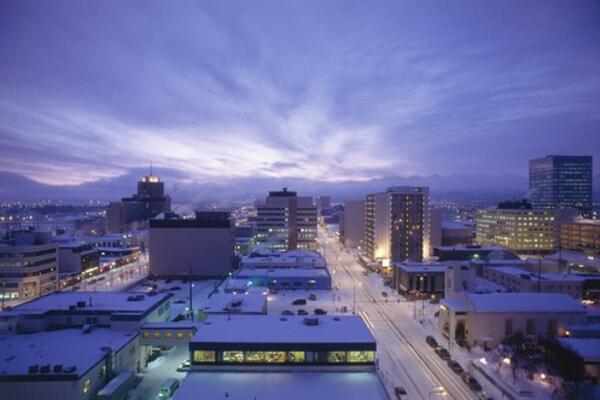 LEPIO NALEPNICE SA NACISTIČKIM SIMBOLIMA NA JEVREJSKI MUZEJ! Kamera snimila muškarca sa kapuljačom