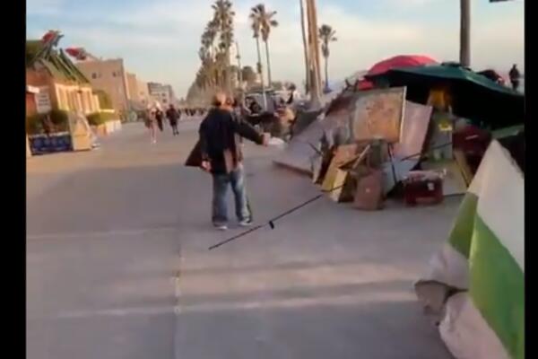 "KAO DA ŽIVIMO U RATNOJ ZONI"! POZNATA PLAŽA U VENECIJI VRVI OD BESKUĆNIKA: Napadi i požari sve učestaliji (VIDEO)