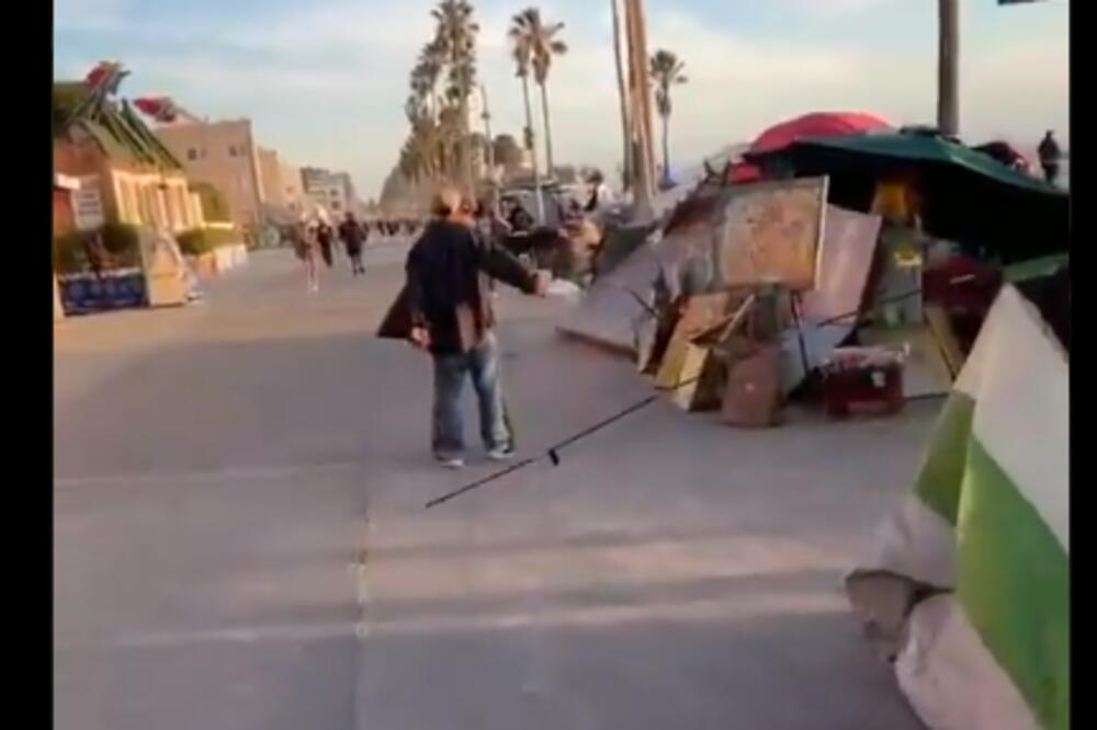 "KAO DA ŽIVIMO U RATNOJ ZONI"! POZNATA PLAŽA U VENECIJI VRVI OD BESKUĆNIKA: Napadi i požari sve učestaliji (VIDEO)