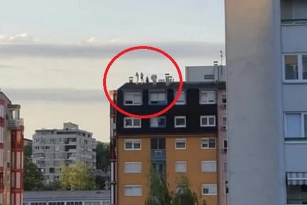 DRAMATIČNA SCENA IZ TUZLE: Fotografija tinejdžerki na KROVU ZGRADE koje prave SELFI uznemirila građane! (FOTO)