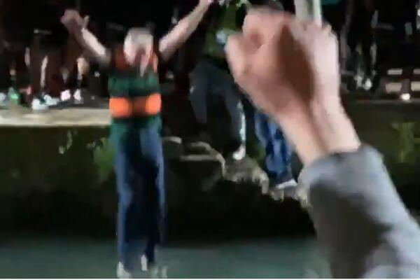 LUDA PROSLAVA FUDBALERA VENECIJE: Predsednik kluba usred slavlja završio u kanalu - MOKAR DO GOLE KOŽE!