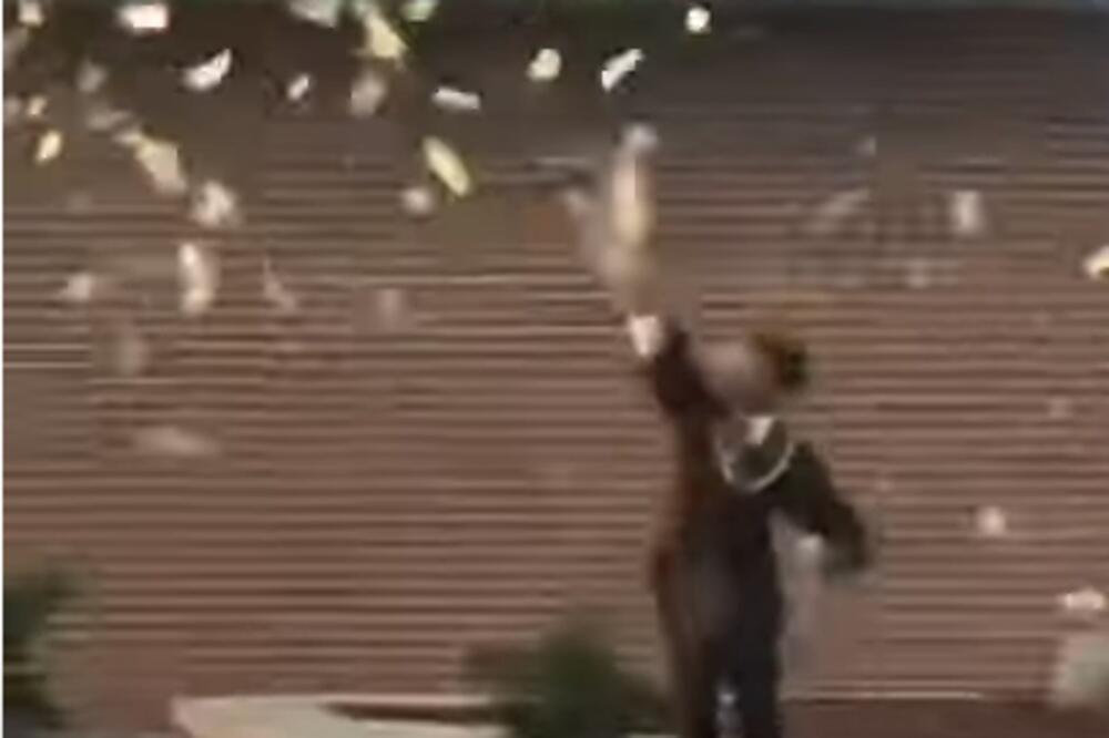 MARSA PONELA ATMOSFERA: Mladi reper na MATURI u vazduh bacio ENORMNU SUMU NOVCA! (VIDEO)