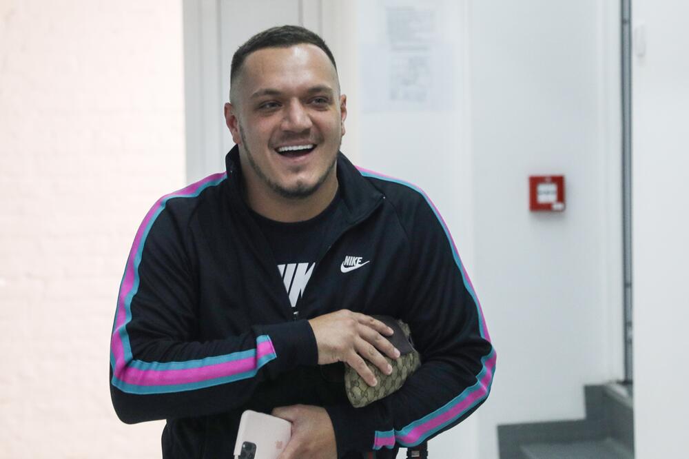 GASTOZ OBJAVIO NOVU FOTKU, VRLO ČUDNU: On, pored njega jedan ČOVEK i PLAMEN!