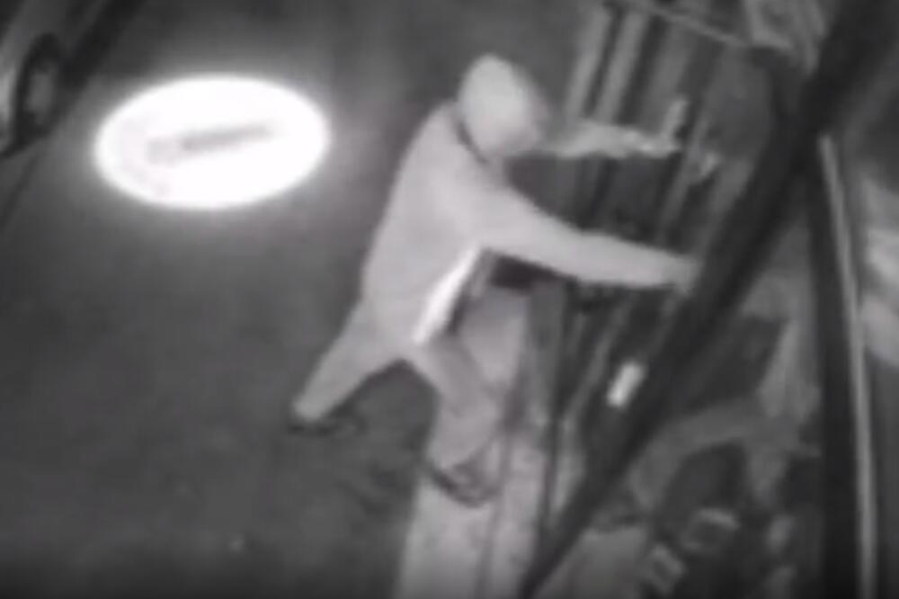 LOPOV OBIO RADNJU I UKRAO MAKETE TELEFONA? Pljačka u Novom Sadu prošla tragično, uspeo i da se POVREDI! (VIDEO)