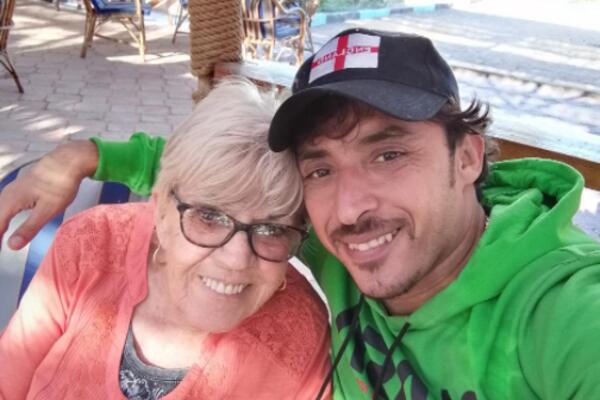 BAKA (81) SE UDALA ZA MUŠKARCA (36) PA OTKRILA KAKO IM IZGLEDA ŽIVOT: Posebno je bizaran deo oko SEČENJA NOKTIJU!