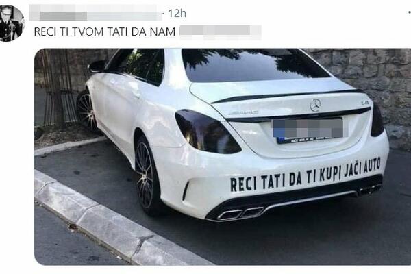 KOMPLEKSAŠ KRUŽI BEOGRADOM U BELOJ MEČKI: Skandalozni natpis na njegovom autu RAZGNEVIO NAROD (FOTO)