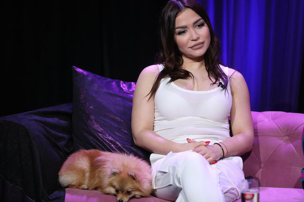 ŠTA TI SE DESILO, ZAŠTO SI DEBELA?! Aleksandra Mladenović priznala da su je kolege PROZIVALE zbog izgleda!