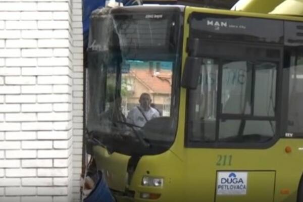 NESREĆA NA AUTOBUSKOJ STANICI U ŠAPCU! Autobus probio zaštitnu ogradu i udario u zid kafića! (FOTO)