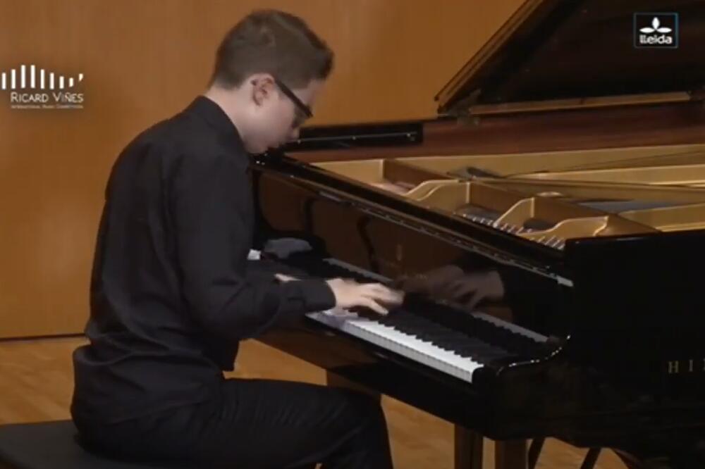 SUD OSLOBODIO ODGOVORNOSTI PIJANISTU IZ NIŠA! Komšije ga prijavile dok je svirao klavir!