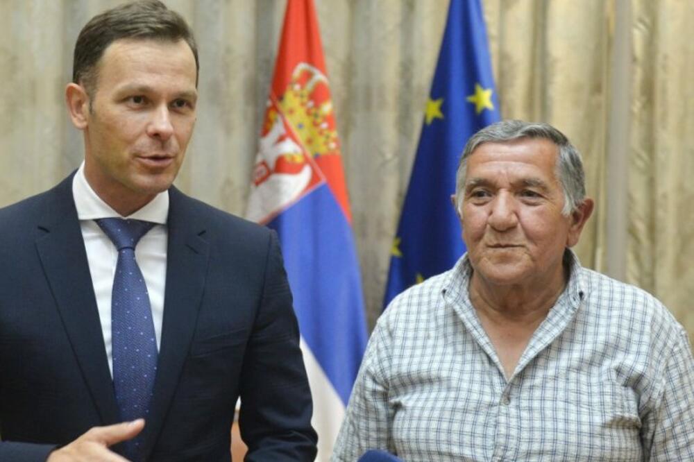 KLJUČEVI IZ NAGRADNE IGRE UZMI RAČUN I POBEDI OTIŠLI U VRANJE: Mali potpisao ugovor sa Ćerimovićem (FOTO)