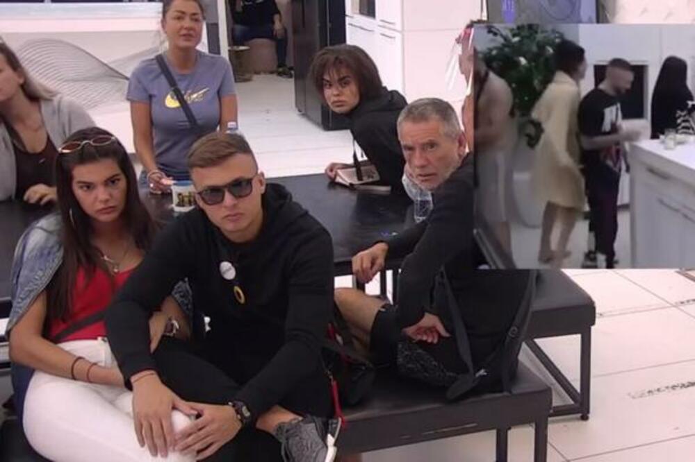 MISICA RASKRINKANA! ISPLIVAO SNIMAK GDE HVATA ŠA ZA ZADNJICU: Reper napravio HAOS, Karić se obrušio na devojku!